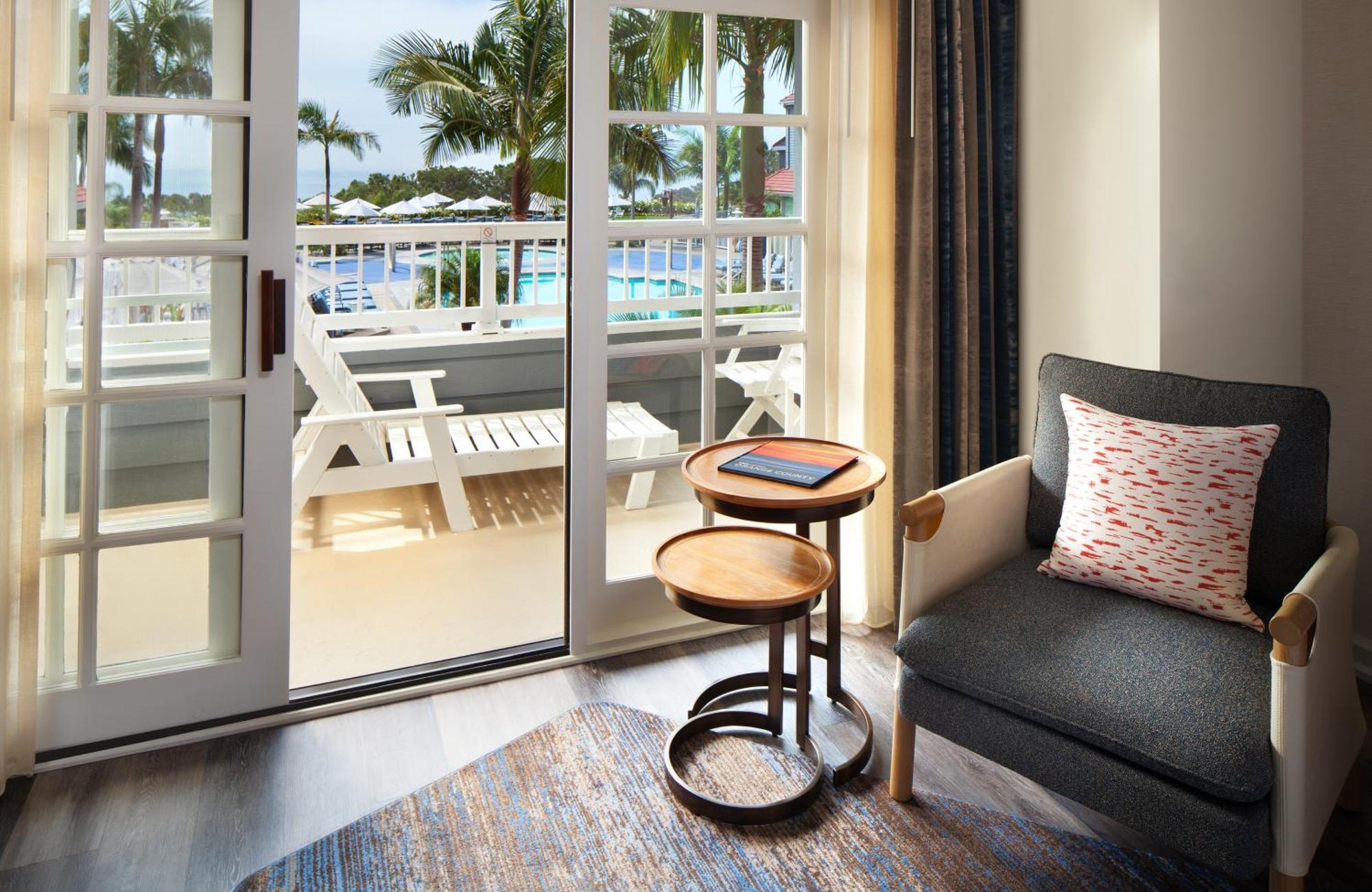 Double Room with Two Double Beds with Adapted Tub, Patio and Pool View - Mobility Accessible